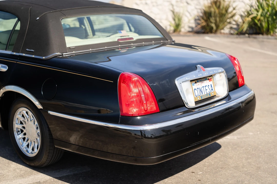 2001 Lincoln Town Car - Image 25 of 31