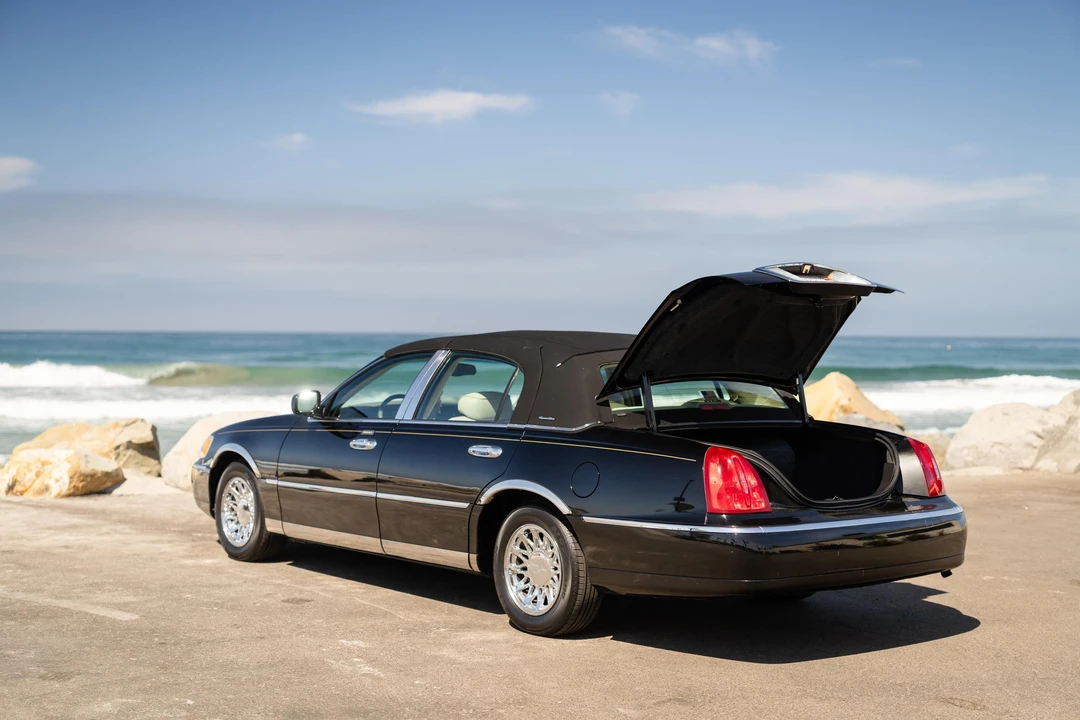 2001 Lincoln Town Car - Image 13 of 31