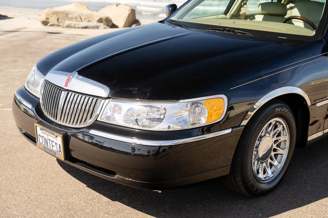 2001 Lincoln Town Car - Image 19 of 31