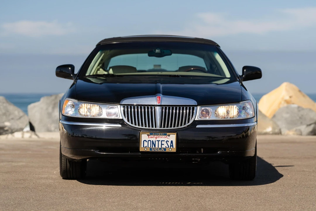 2001 Lincoln Town Car - Image 2 of 31