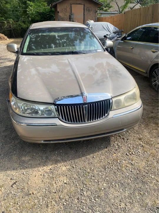 2001 Lincoln Town Car - Image 7 of 10
