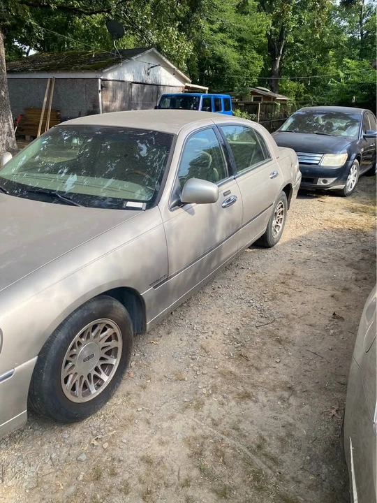 2001 Lincoln Town Car - Image 9 of 10