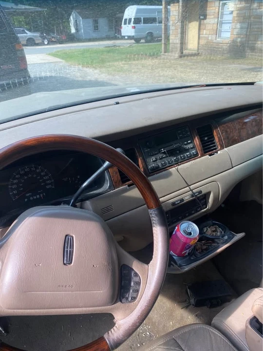 2001 Lincoln Town Car - Image 6 of 10