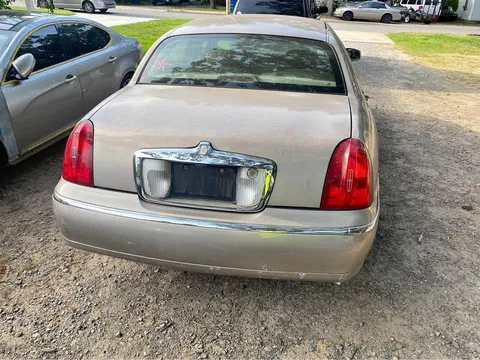 2001 Lincoln Town Car Signature Limited Sedan 4D