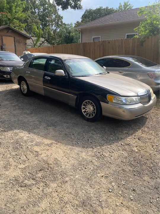 2001 Lincoln Town Car - Image 8 of 10