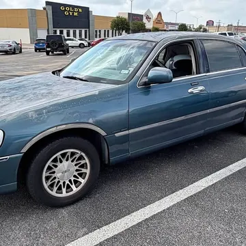 2001 Lincoln Town Car Signature Limited Sedan 4D
