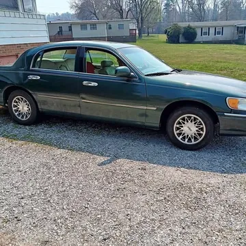 2001 Lincoln Town Car Signature Sedan 4D