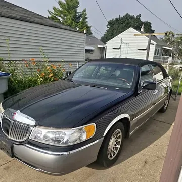 2001 Lincoln Town Car Signature Sedan 4D