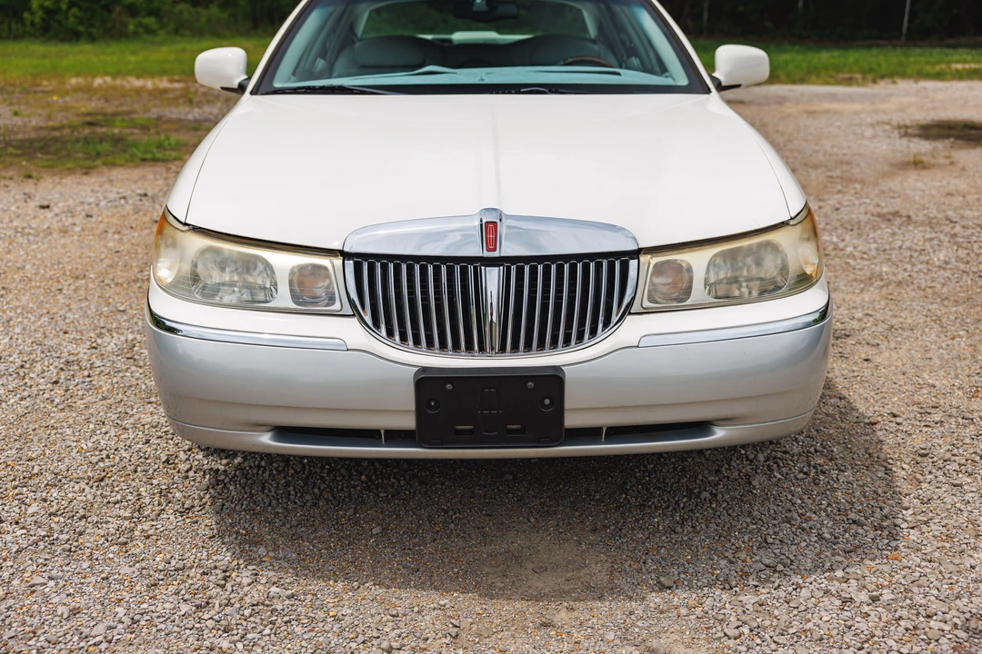 2001 Lincoln Town Car - Image 16 of 31