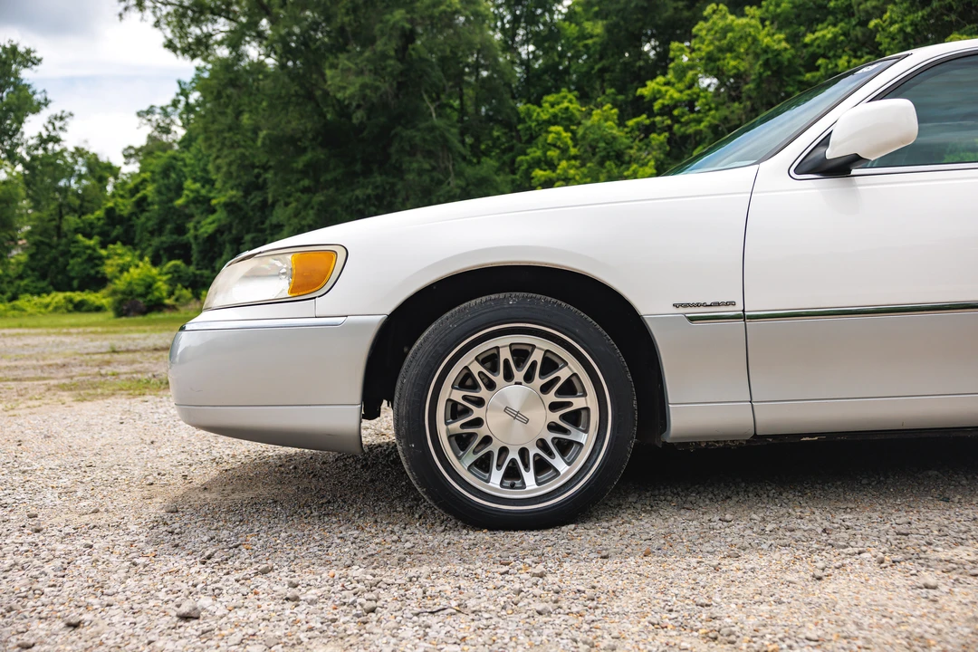 2001 Lincoln Town Car - Image 26 of 31