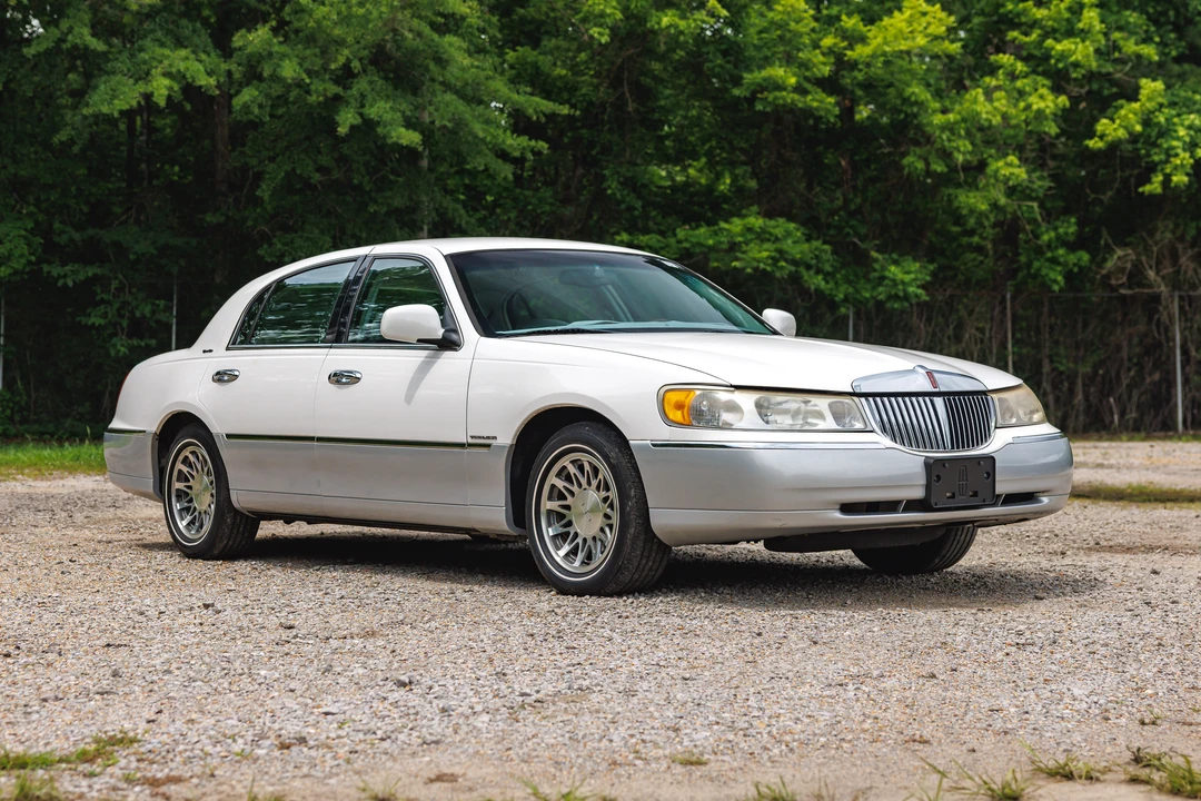 2001 Lincoln Town Car - Image 4 of 31