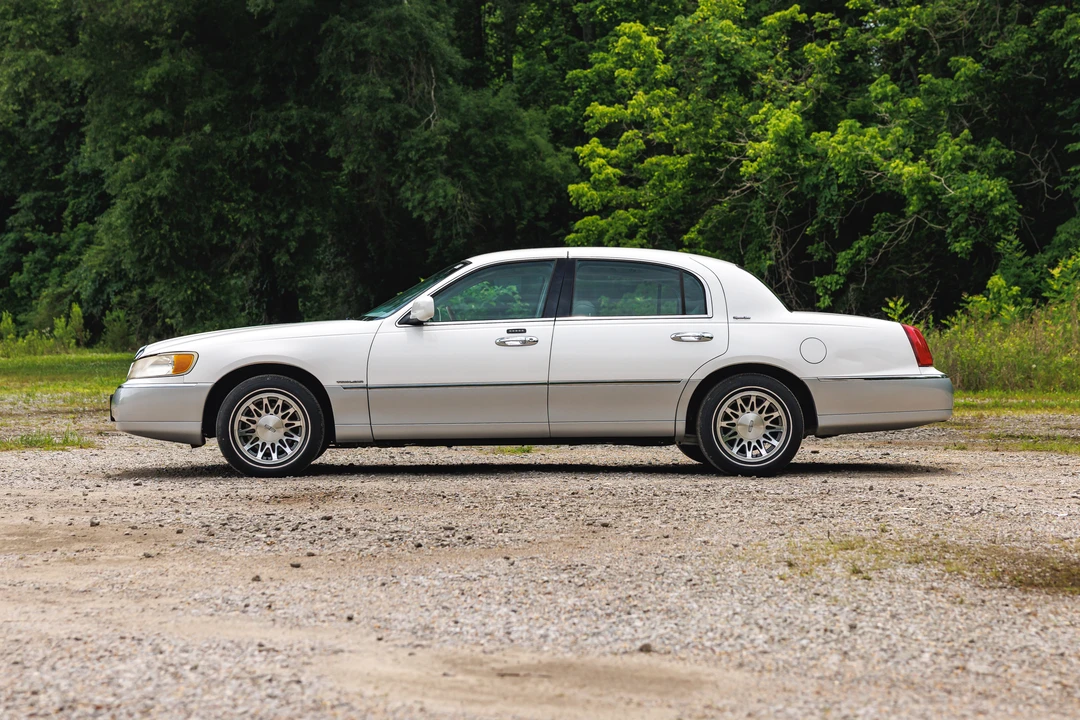 2001 Lincoln Town Car - Image 13 of 31