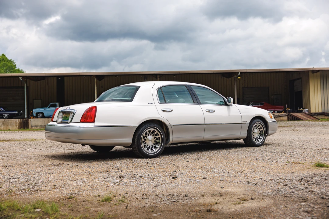 2001 Lincoln Town Car - Image 7 of 31