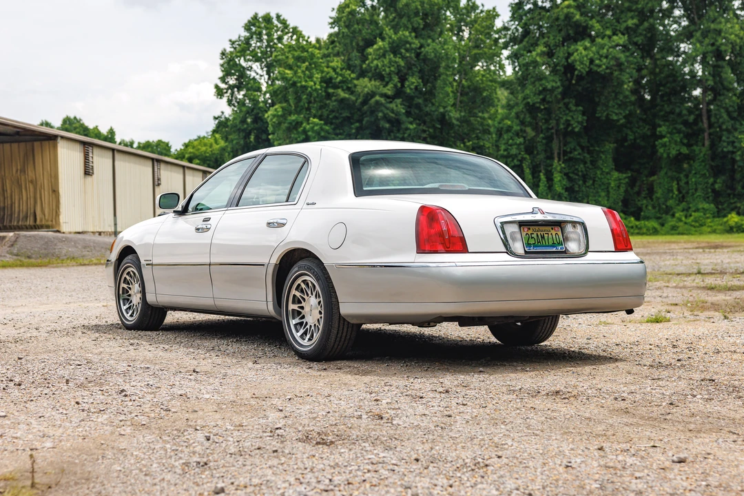 2001 Lincoln Town Car - Image 11 of 31