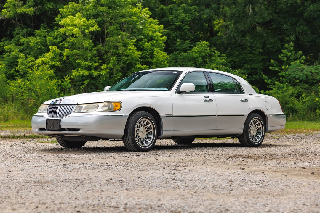 2001 Lincoln Town Car - Image 2 of 31