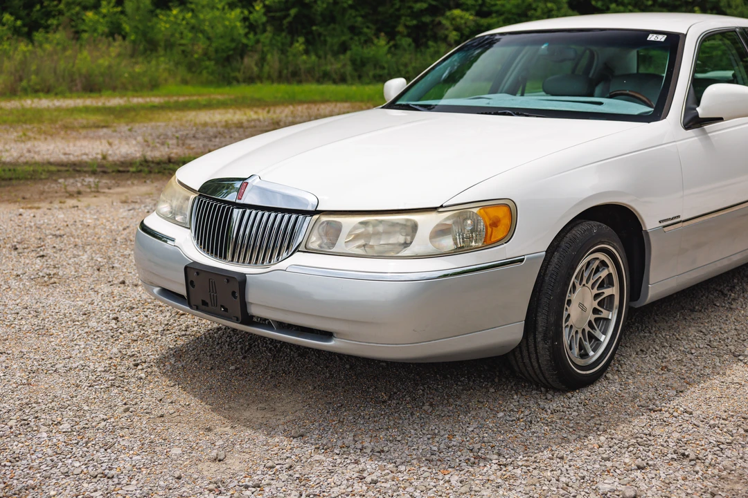 2001 Lincoln Town Car - Image 15 of 31