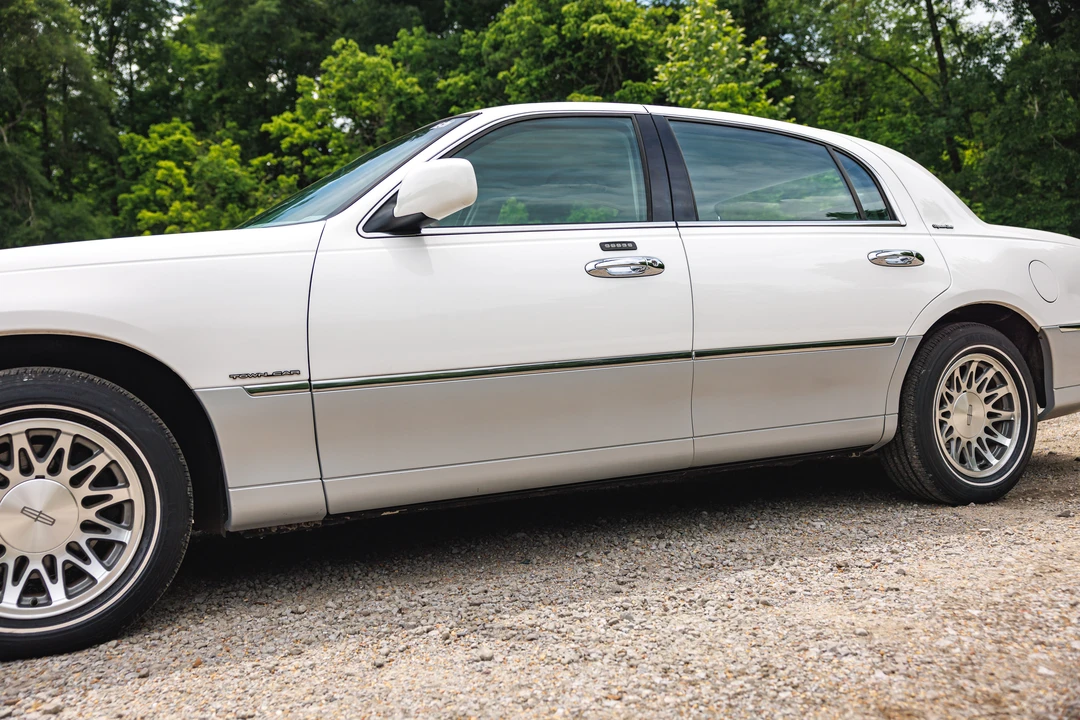 2001 Lincoln Town Car - Image 27 of 31