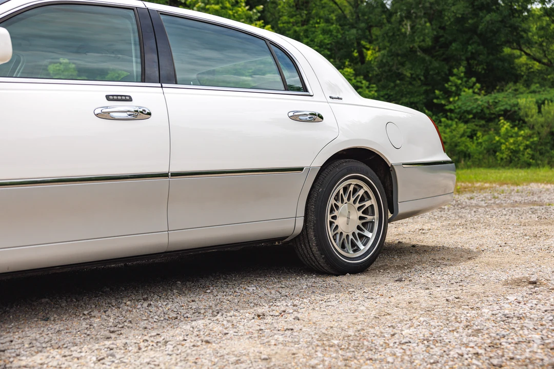 2001 Lincoln Town Car - Image 28 of 31