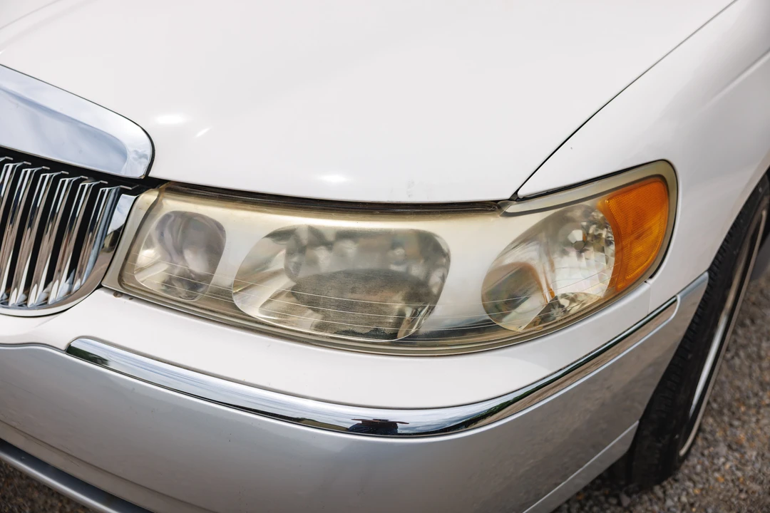2001 Lincoln Town Car - Image 24 of 31