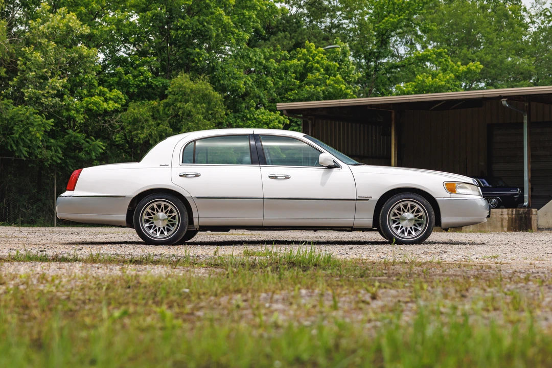 2001 Lincoln Town Car - Image 6 of 31