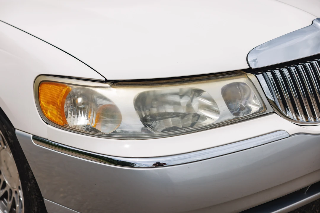 2001 Lincoln Town Car - Image 18 of 31