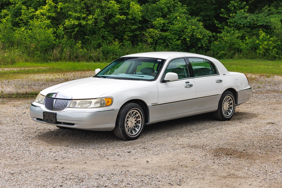 2001 Lincoln Town Car - Image 3 of 31