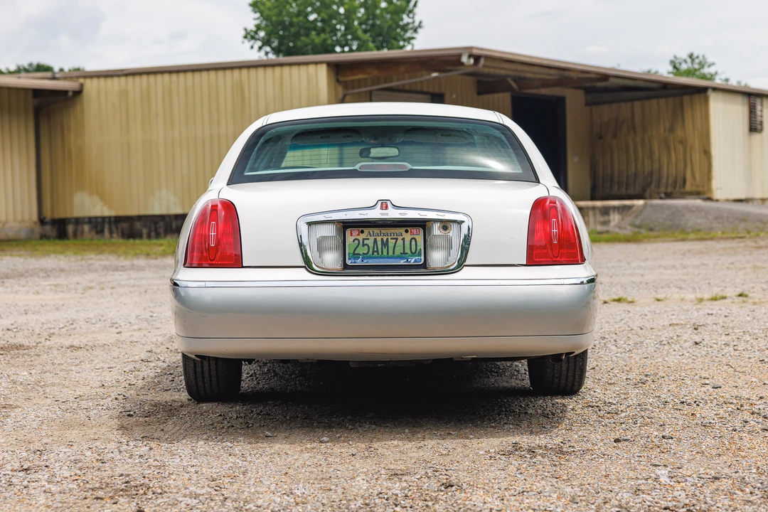 2001 Lincoln Town Car - Image 9 of 31