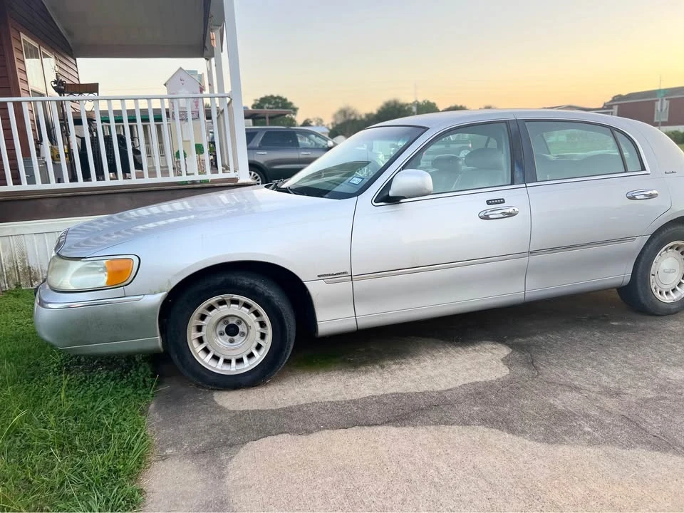 2001 Lincoln Town Car - Image 8 of 9