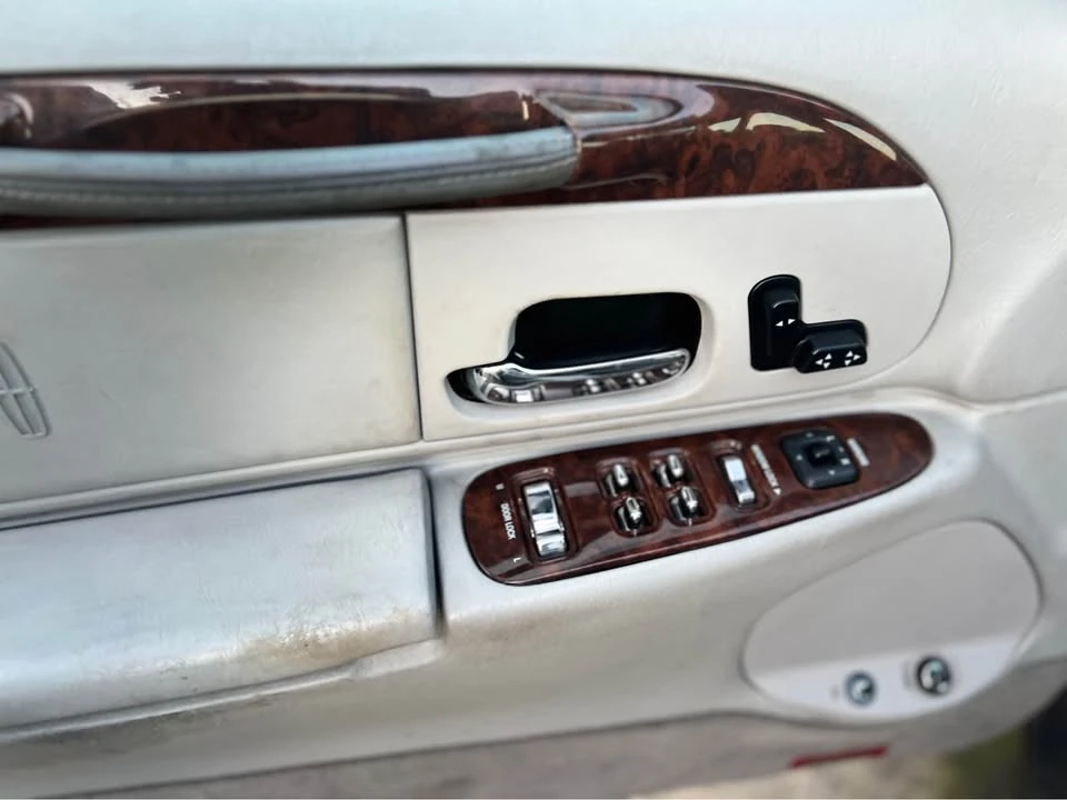 2001 Lincoln Town Car - Image 2 of 9