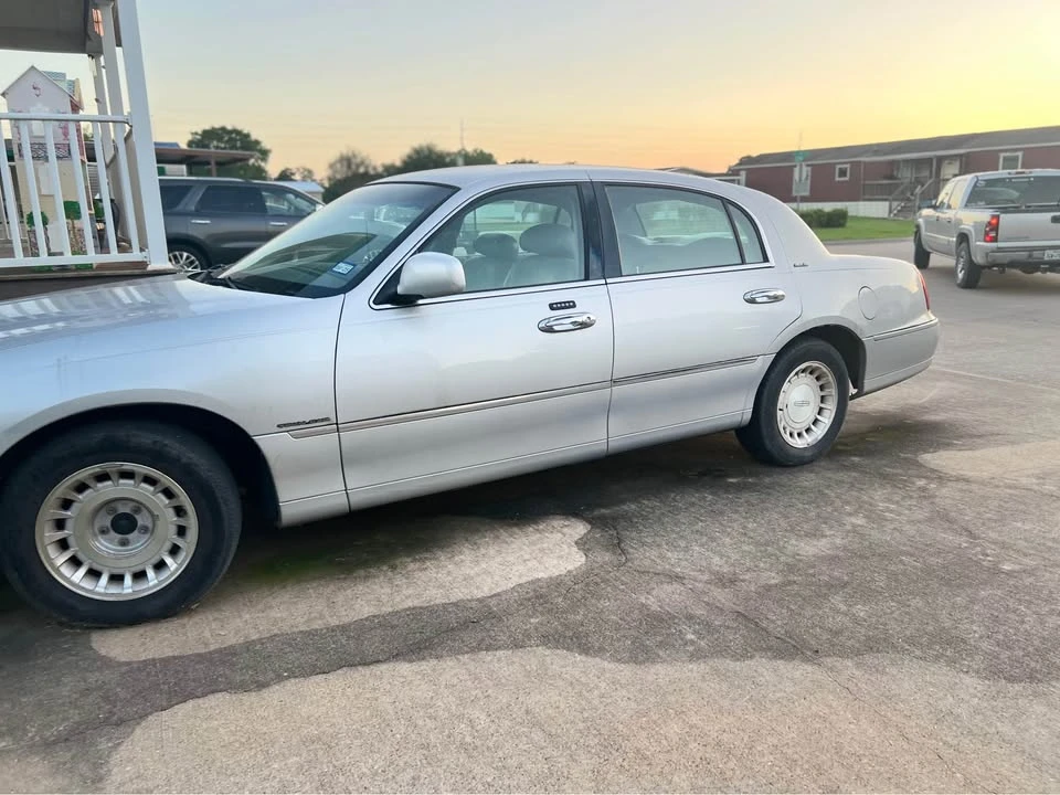 2001 Lincoln Town Car - Image 7 of 9