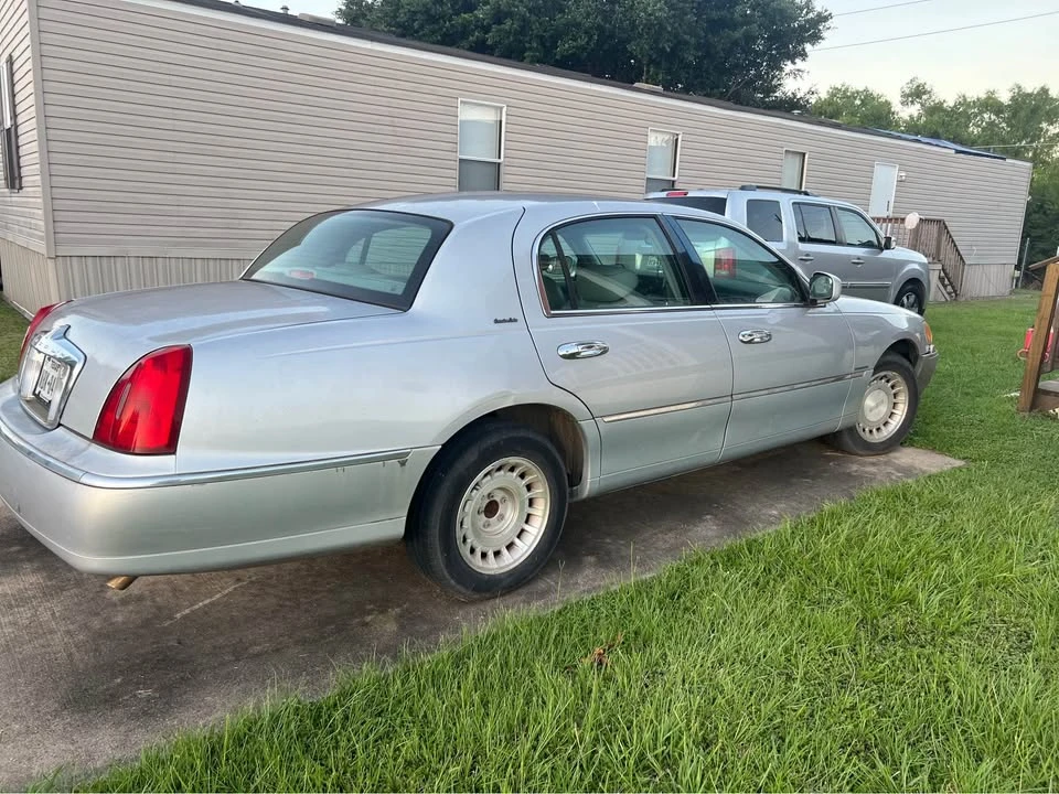 2001 Lincoln Town Car - Image 6 of 9