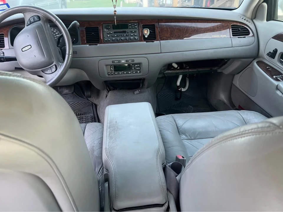 2001 Lincoln Town Car - Image 4 of 9