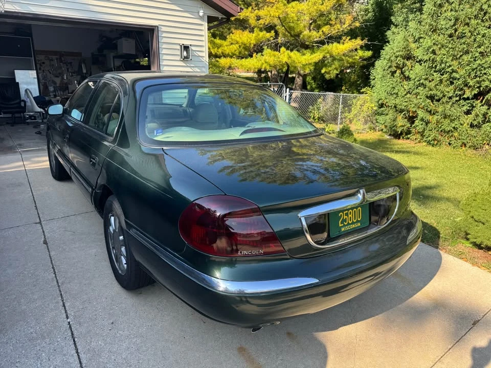 2001 Lincoln Continental 9th Gen - Image 2 of 9