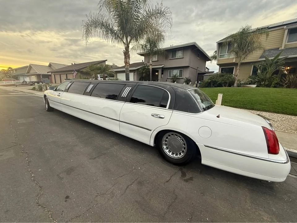 2001 Lincoln Town Car - Image 2 of 4
