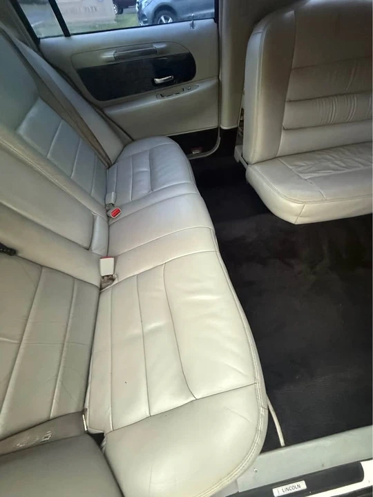 2001 Lincoln Town Car - Image 3 of 4