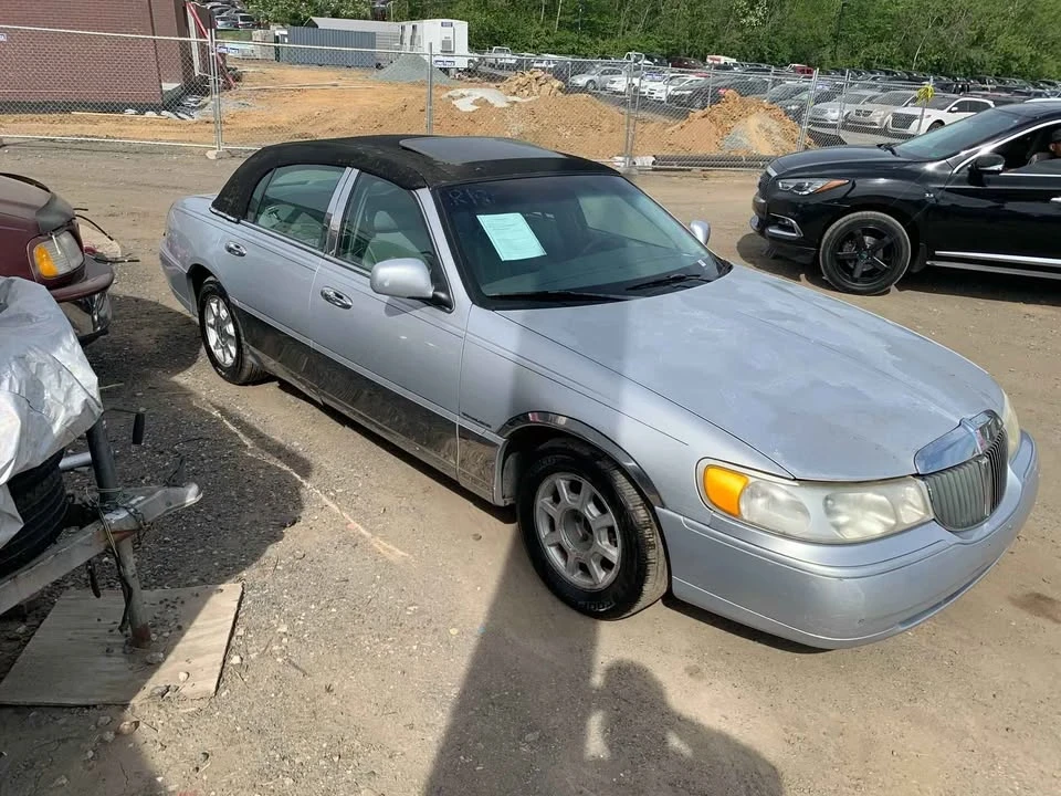 2001 Lincoln Town Car - Image 2 of 6