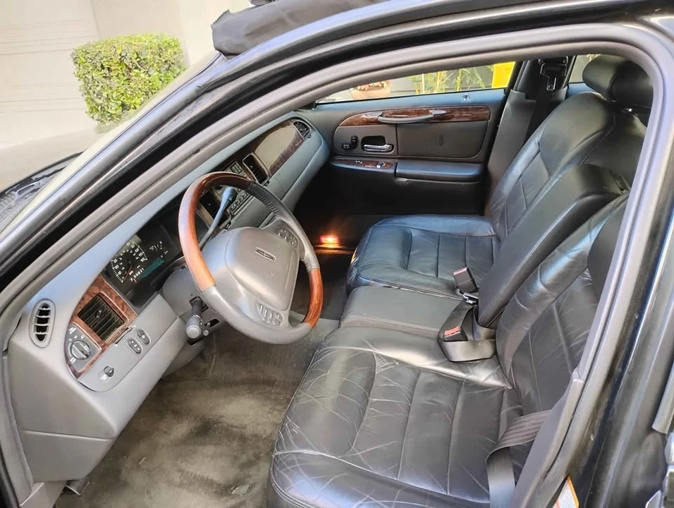 2001 Lincoln Town Car - Image 7 of 20