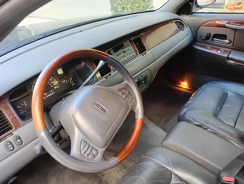 2001 Lincoln Town Car - Image 9 of 20
