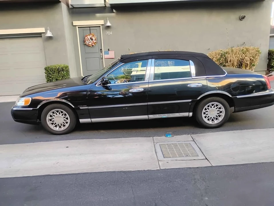 2001 Lincoln Town Car - Image 2 of 20