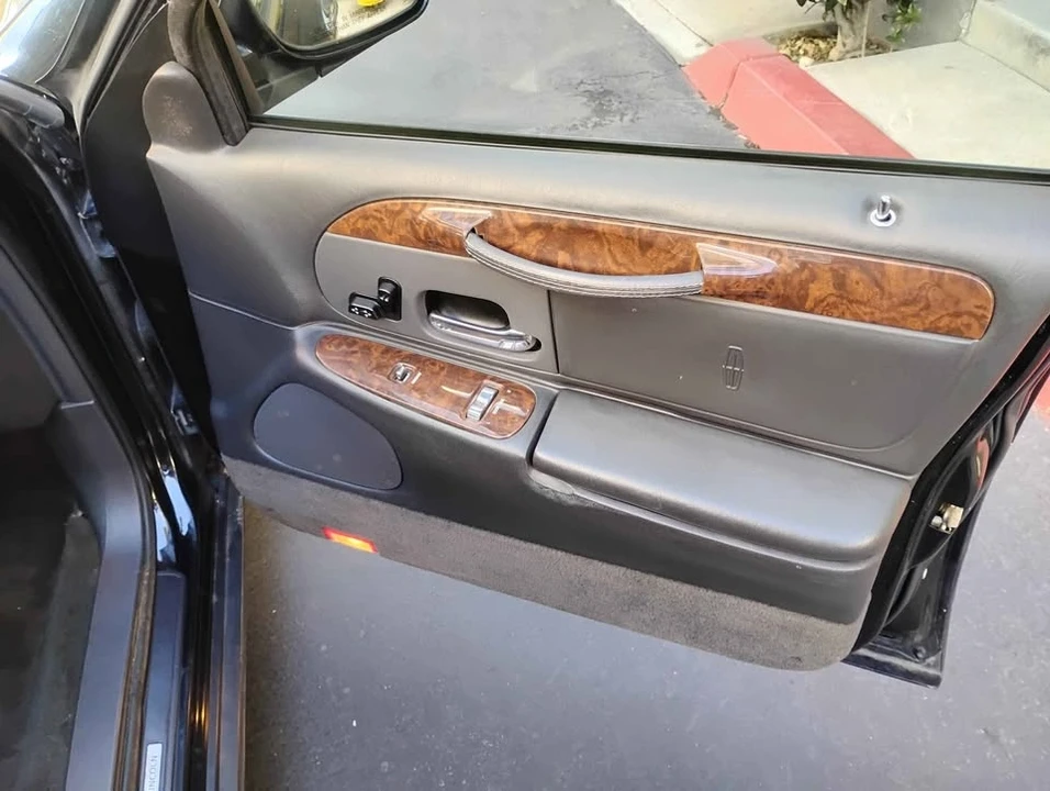 2001 Lincoln Town Car - Image 4 of 20