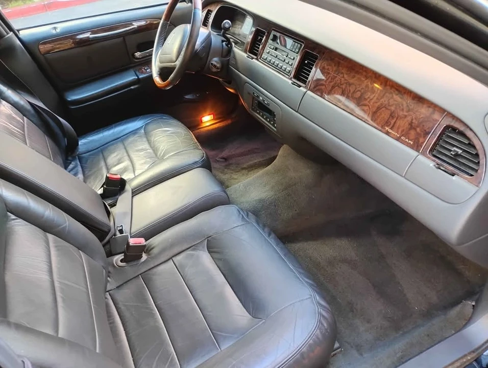 2001 Lincoln Town Car - Image 3 of 20