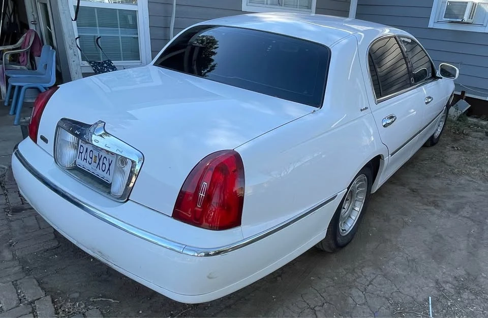 2001 Lincoln Town Car - Image 2 of 4
