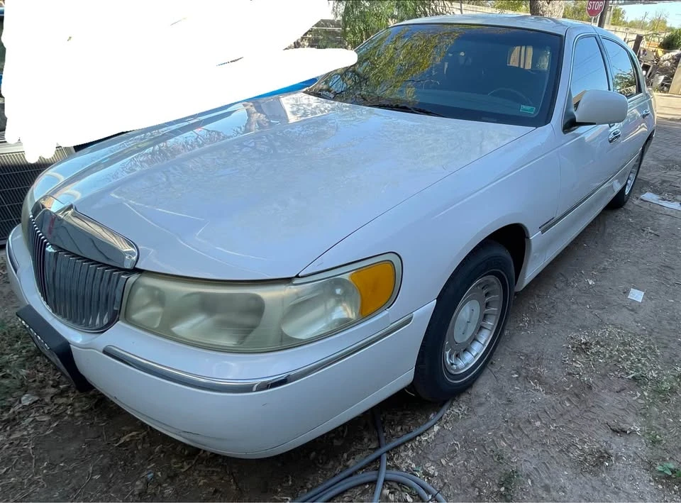 2001 Lincoln Town Car - Image 3 of 4