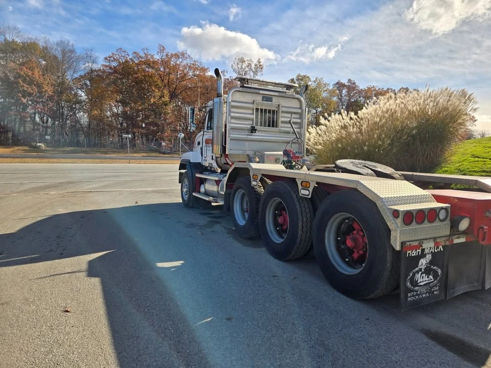 2001 Mack - Image 2 of 3