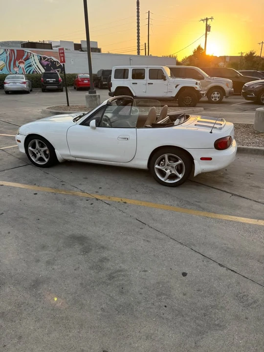 2001 Mazda NB MX-5 Miata - Image 4 of 9