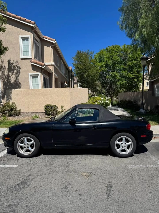 2001 Mazda NB MX-5 Miata - Image 2 of 11