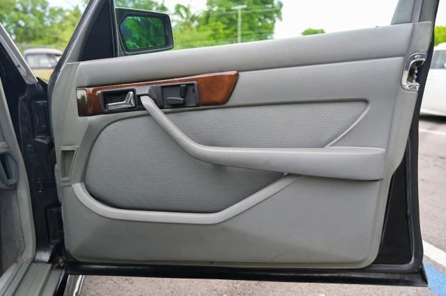 2001 Mercedes-Benz W220 S-Class - Image 15 of 25