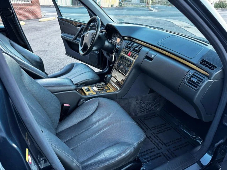 2001 Mercedes-Benz - Image 10 of 31