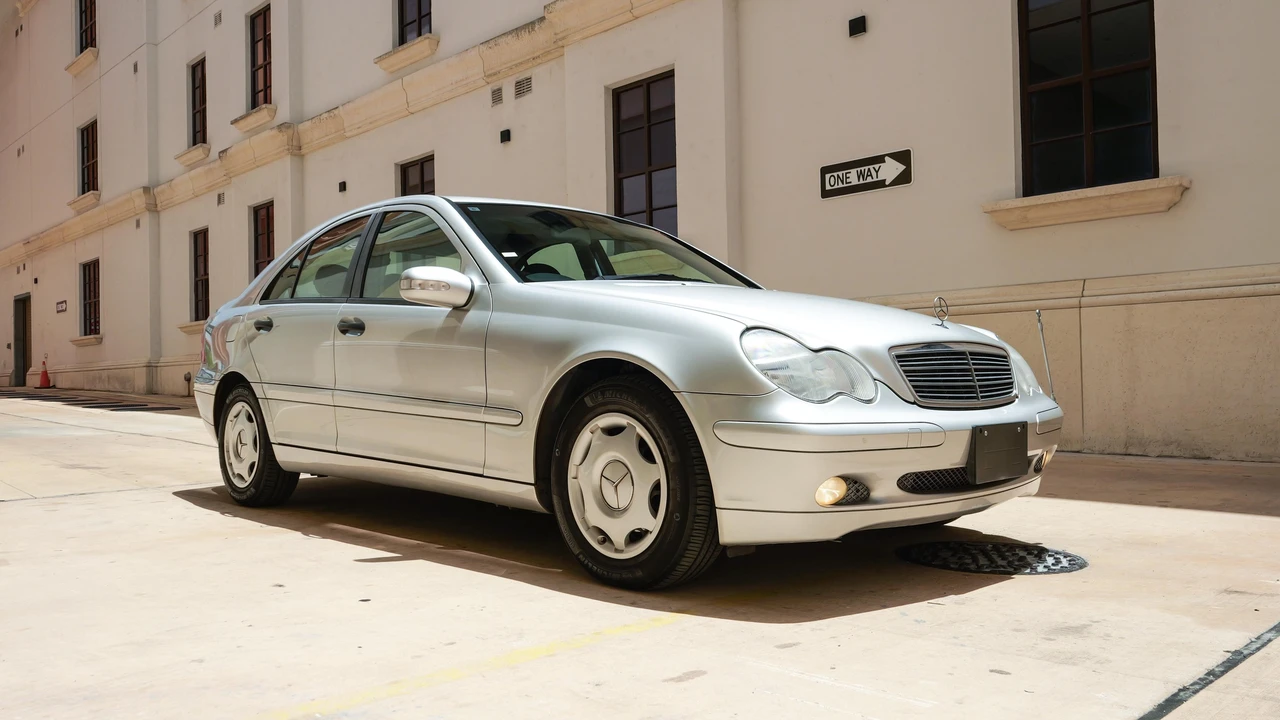2001 Mercedes-Benz W203 C-Class - Image 11 of 31