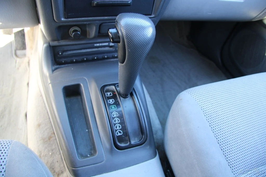 2001 Mitsubishi Pajero/Montero 3rd Gen - Image 17 of 21